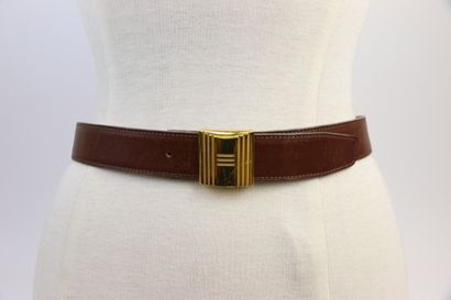 null HERMES 

Fawn leather belt with gilded metal buckle 

L. 90 cm

(Scratches)