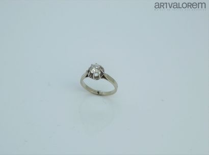 null Ring in platinum 850°/°° and white gold 750°/°° set with a brilliant-cut diamond....
