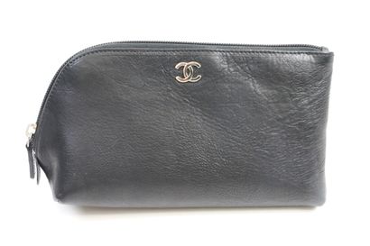 CHANEL

Zipped black leather clutch bag,...