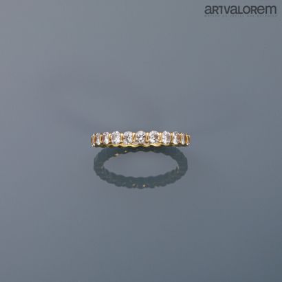 null American wedding ring in yellow gold 750°/°° set with brilliant-cut diamonds...