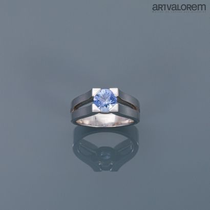 null Ring in white gold 750°/°°° composed of two rings holding a brilliant cut sapphire...
