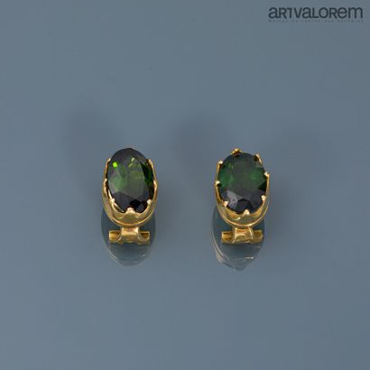 null Pair of pierced ear clips in yellow gold 750°/°°° set with oval faceted verdelites...
