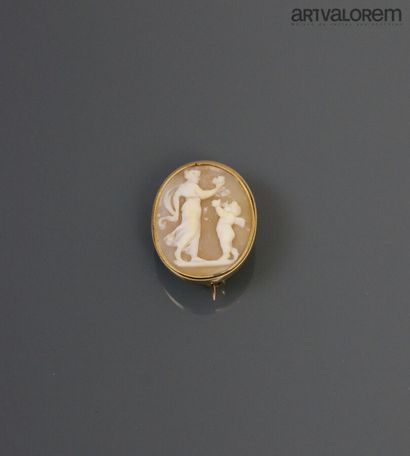 null A yellow gold brooch with an agate cameo engraved with flora and a putto on...