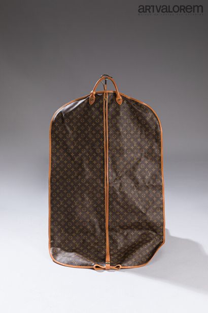 null LOUIS VUITTON 

Suitcase in monogrammed coated canvas and natural cowhide

Leather...