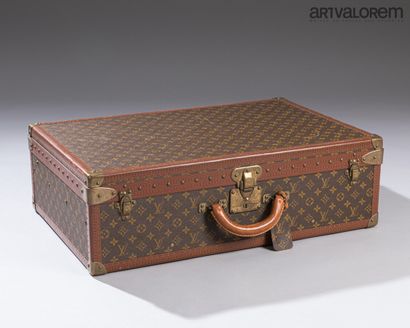 null LOUIS VUITTON

Alzer suitcase in coated canvas monogrammed LV

Lozine borders...