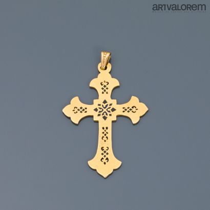 null Latin cross in yellow gold 750°/°° with polychrome enamelled scrolls in daylight.

5,5...