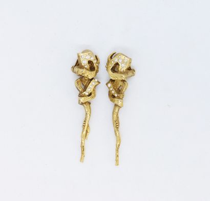 null Christian LACROIX

Pair of ear clips in engraved gold metal adorned with rhinestones....