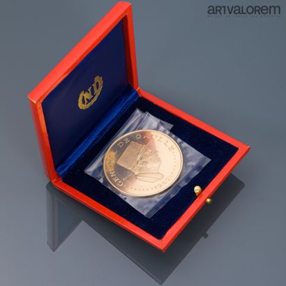 null Médaille en or de 10 000 francs à l'effigie du Générale de Gaulle, République...