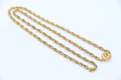 null CHANEL

Long necklace in gilded metal with twisted mesh, round clasp with two...