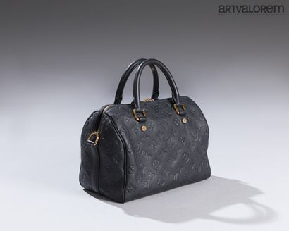 null LOUIS VUITTON

Sac speedy en veau grainé bleu embossé du monogramme Vuitton,

Bijouterie...