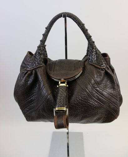 null FENDI

Spy handbag in brown leather, handles in braided brown leather. Inside...