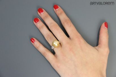 null Ring in yellow gold 750°/°° set with a gold cultured pearl and diamonds.

Diameter...