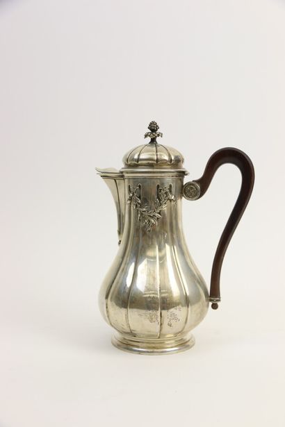 null Coffee pot in silver 950°/°° with flat sides and laurel branches, wooden handle....