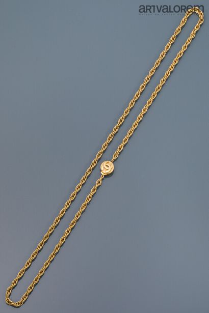 null CHANEL

Long necklace in gilded metal with twisted mesh, round clasp with two...