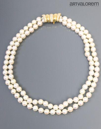 null Necklace with two rows of cultured pearls, clasp in yellow gold 750°/°° partially...