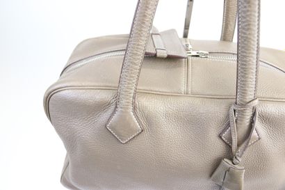 null Hermès Paris

Victoria handbag 36 cm in togo calf.

Palladium finish

Key and...