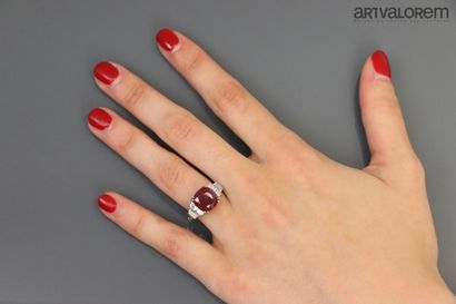 null Ring in white gold 750°/°° centered on a natural red cushion ruby with two brilliant-cut...