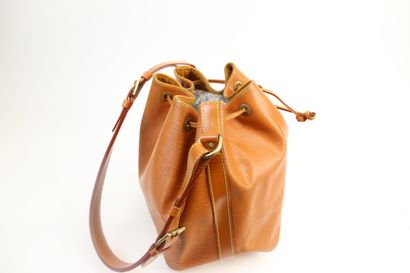 null LOUIS VUITTON

Bucket bag in havana coloured epis leather, inside in Camel suede

26,5...