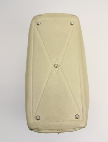 null Hermès Paris

Victoria handbag 36 cm in togo calf parchment.

Palladium finish

Key...