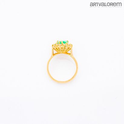 null Yellow gold ring set with a pear-cut emerald in a setting of brilliant-cut diamonds...