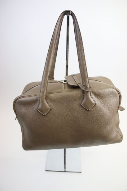 null Hermès Paris

Victoria handbag 36 cm in togo calf.

Palladium finish

Key and...