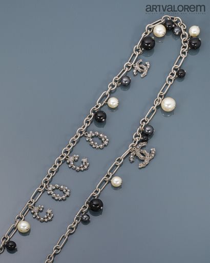 null CHANEL- Spring 2014 Collection

Long necklace in silver plated metal with oval...