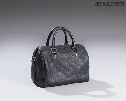 null LOUIS VUITTON

Sac speedy en veau grainé bleu embossé du monogramme Vuitton,

Bijouterie...