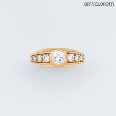 null DUBAIL (Place Vendôme in Paris)

Ring in yellow gold 750°/°° centered by a brilliant-cut...