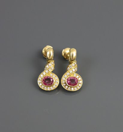 null Pair of earrings in yellow gold 750°/°°° oval shape paved with diamonds centered...