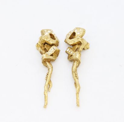 null Christian LACROIX

Pair of ear clips in engraved gold metal adorned with rhinestones....
