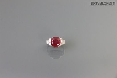 null Ring in white gold 750°/°° centered on a natural red cushion ruby with two brilliant-cut...
