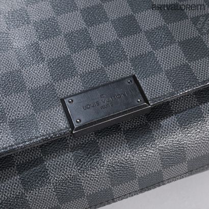 null LOUIS VUITTON

Messenger bag in graphite checkerboard canvas and black leather

Inside...
