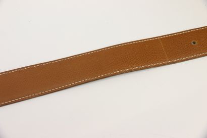 null HERMES 

Fawn leather belt with gilded metal buckle 

L. 90 cm

(Scratches)