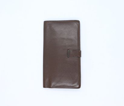 null HERMES Paris

Brown smooth grain calfskin coin purse, closes with a leather...