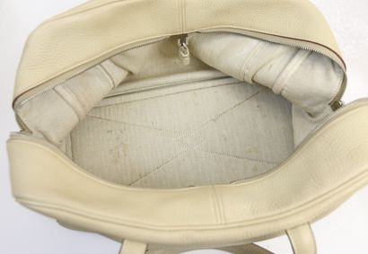 null Hermès Paris

Victoria handbag 36 cm in togo calf parchment.

Palladium finish

Key...