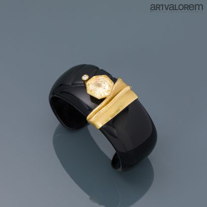 null MISANI

Black resin cuff bracelet centered on a yellow gold 750°/°°° motif adorned...