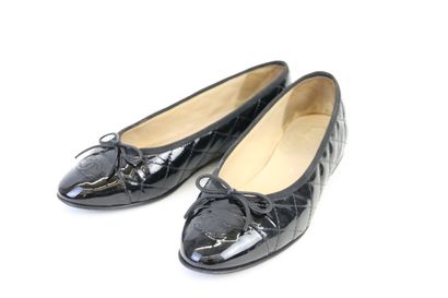 null CHANEL

Pair of black quilted patent leather ballerina shoes, with a signature...