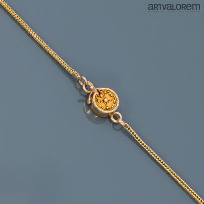 null Collier en or jaune 585 °/°° retenant un motif circulaire orné d'une perle de...