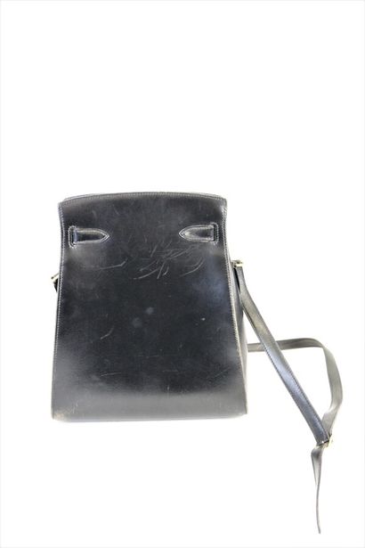 null HERMES PARIS 

Kelly sport' bag in black box calf, inner lining in black lambskin

Gold-plated...