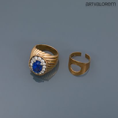 null Yellow and white gold signet ring set with a faceted oval Ceylon sapphire in...