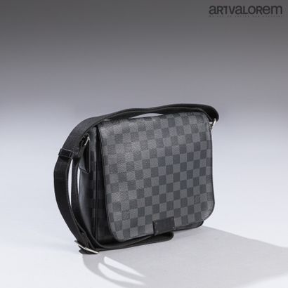 null LOUIS VUITTON

Messenger bag in graphite checkerboard canvas and black leather

Inside...