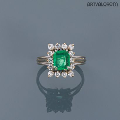 null Ring in white gold 750°/°° centered on a rectangular emerald with cut sides...