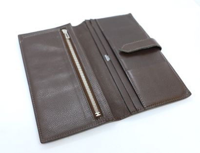 null HERMES Paris

Brown smooth grain calfskin coin purse, closes with a leather...