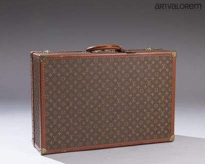 null LOUIS VUITTON

Alzer suitcase in coated canvas monogrammed LV

Lozine borders...