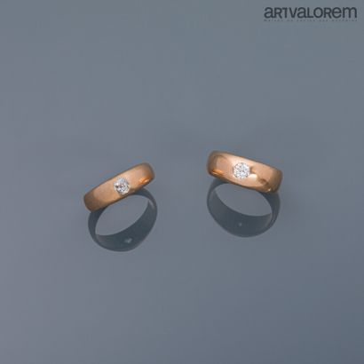 null Two 750°/°° pink gold rings set with diamonds, one brilliant cut of about 0.30...