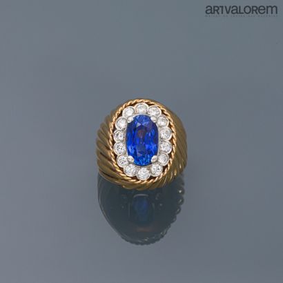 null Yellow and white gold signet ring set with a faceted oval Ceylon sapphire in...