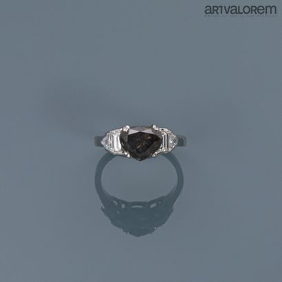 null Ring in white gold 750°/°° centered by a natural fancy black diamond cut in...