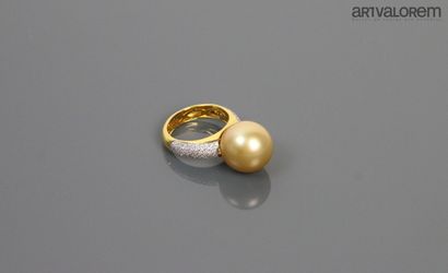 null Ring in yellow gold 750°/°° set with a gold cultured pearl and diamonds.

Diameter...
