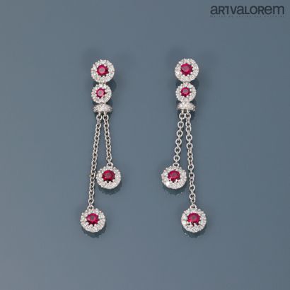 null Pair of earrings in white gold 750°/°°° decorated with diamonds and rubies.

Length:...