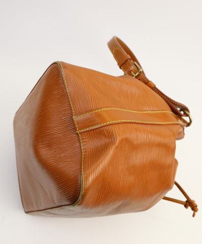 null LOUIS VUITTON

Bucket bag in havana coloured epis leather, inside in Camel suede

26,5...